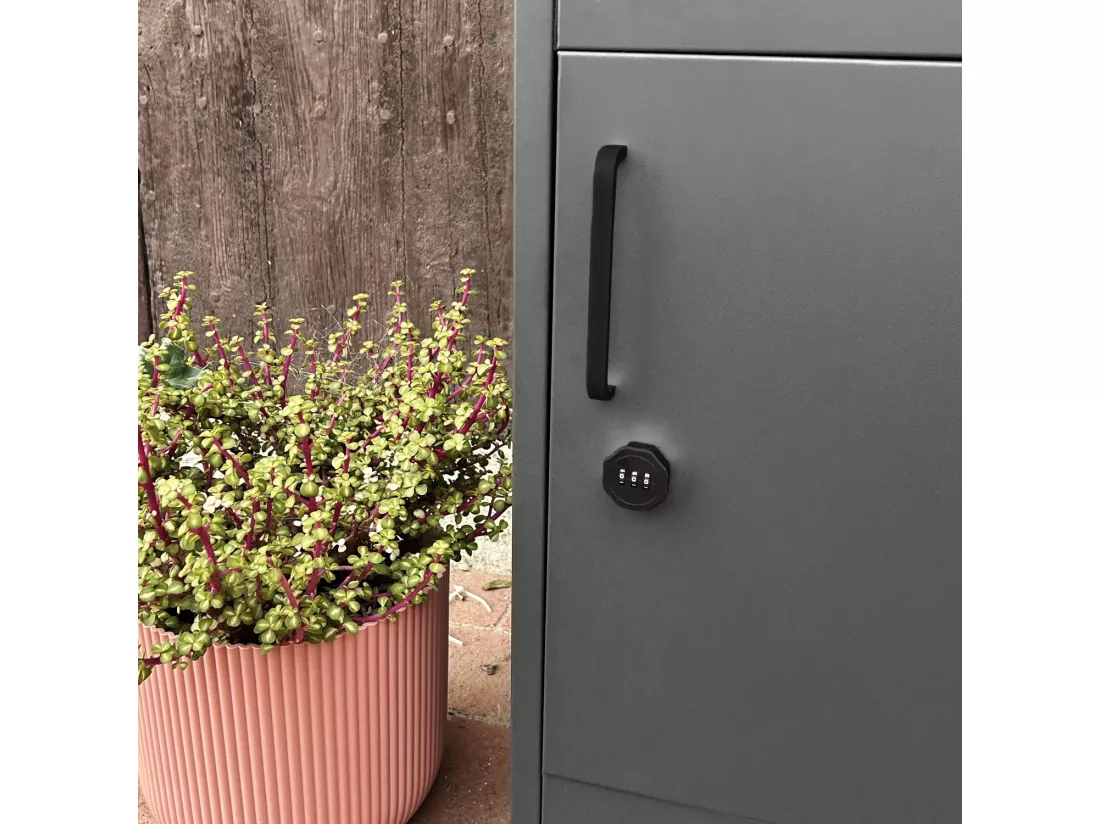 Boite à colis 56 cm en acier galvanisé avec cadenas. anthracite. capacité de 2 colis. L 56 x P 43 x H 107 cm