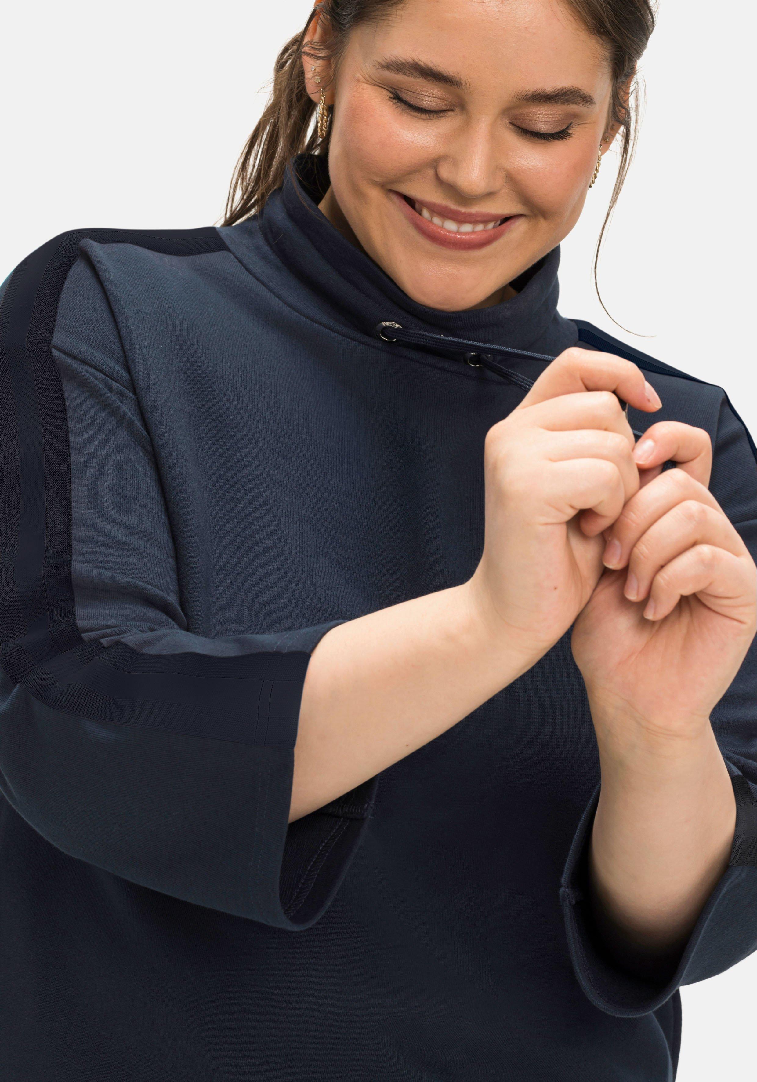 Sweatkleid mit Streifentape an Arm und Schulter