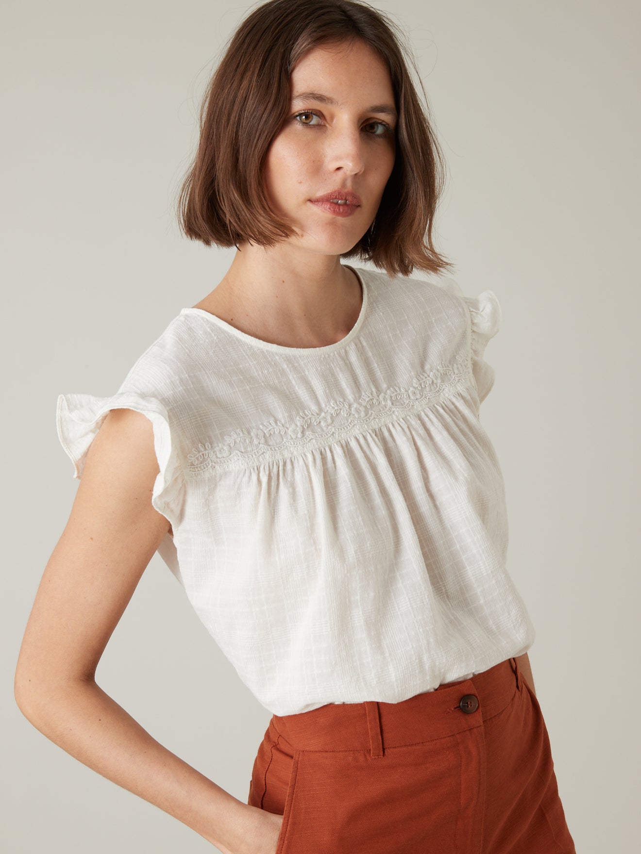 Top sans manches brodé et volanté femme