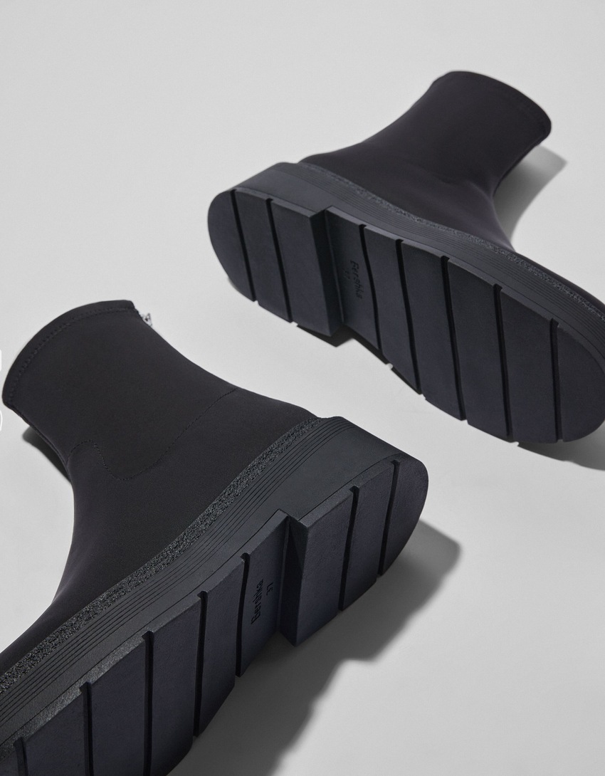 Botas de cano curto justas e planas