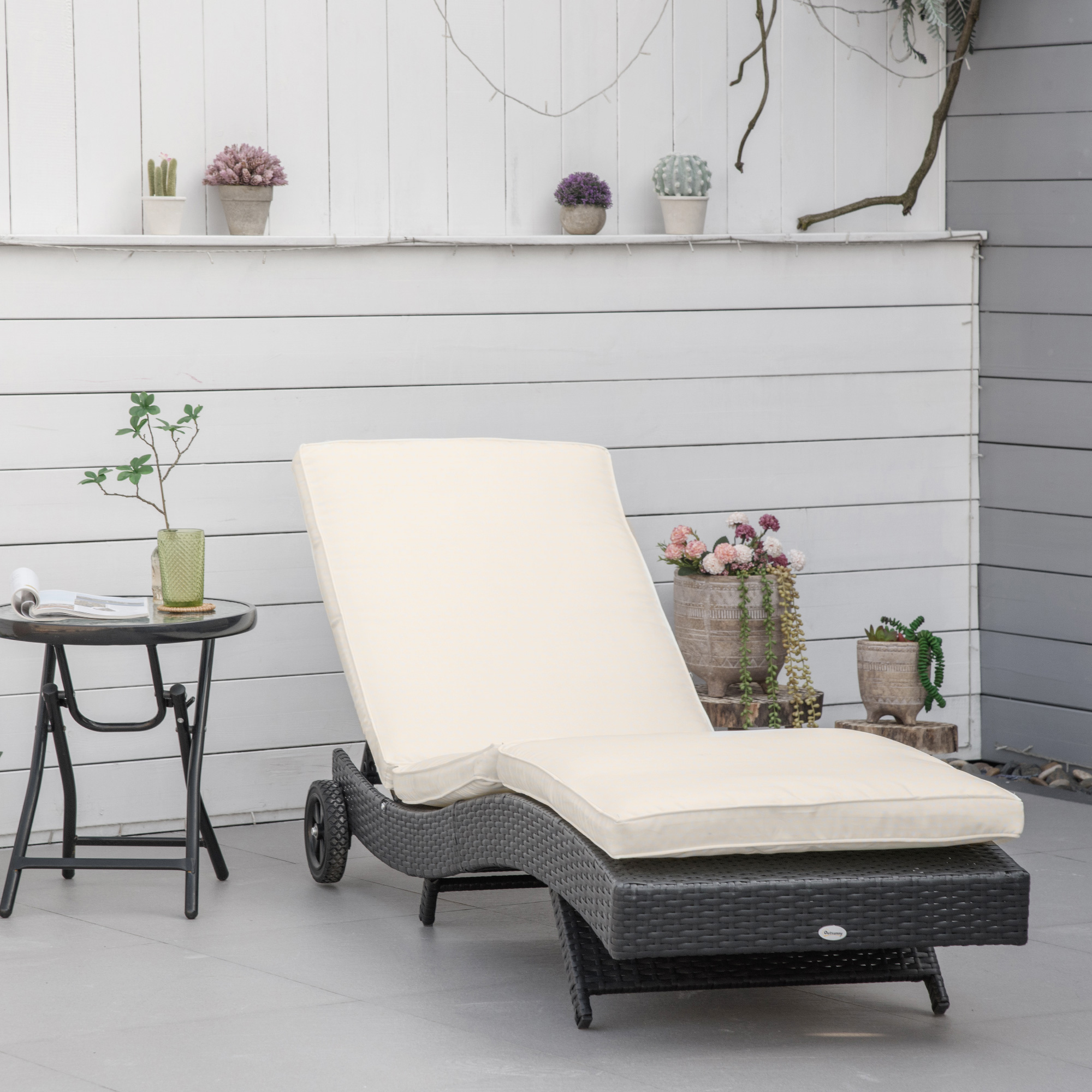 Espreguiçadeira reclinável Outsunny em rattan, formato em S, com 2 rodas, encosto ajustável em 5 posições e almofada removível para varanda/terraço, 207x70x70 cm, preta e creme.