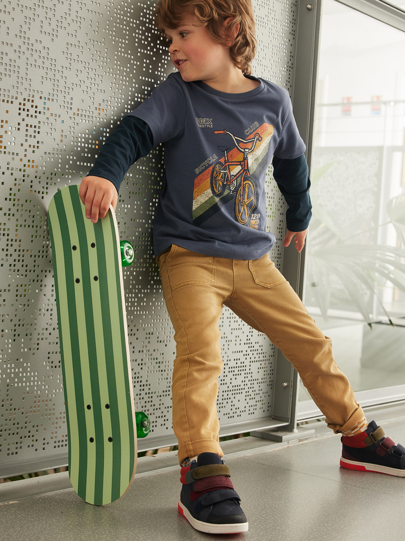 Conjunto de roupa de trabalho fácil de vestir para meninos + Camiseta de manga dupla para meninos + Tênis de cano alto de couro para crianças - Coleção Maternidade