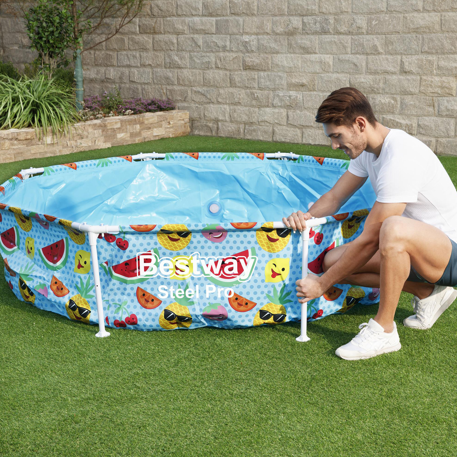 Piscina infantil Bestway de 244x51cm com cobertura para proteção solar.