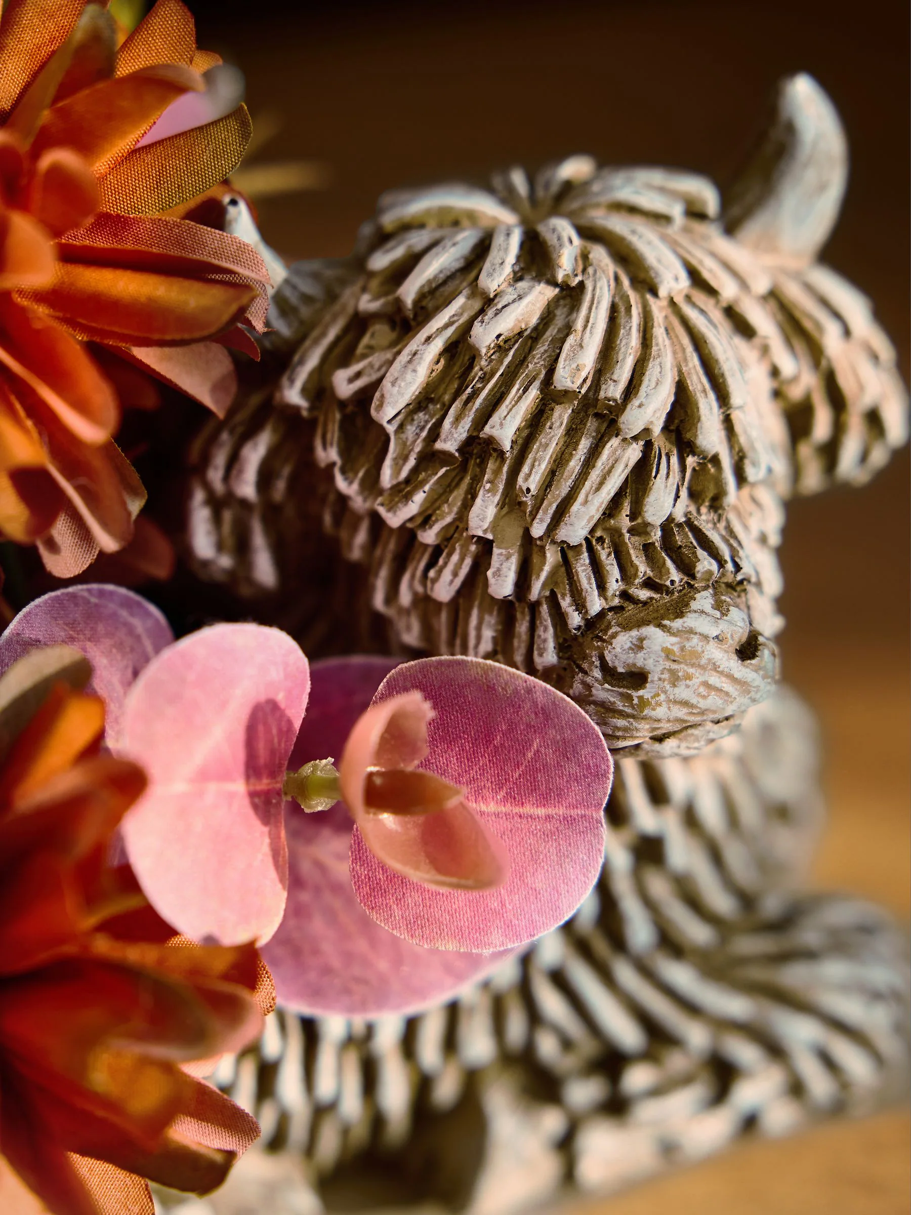 Kunstmatige herfstbloemen in Hamish The Highland pot met hooglander