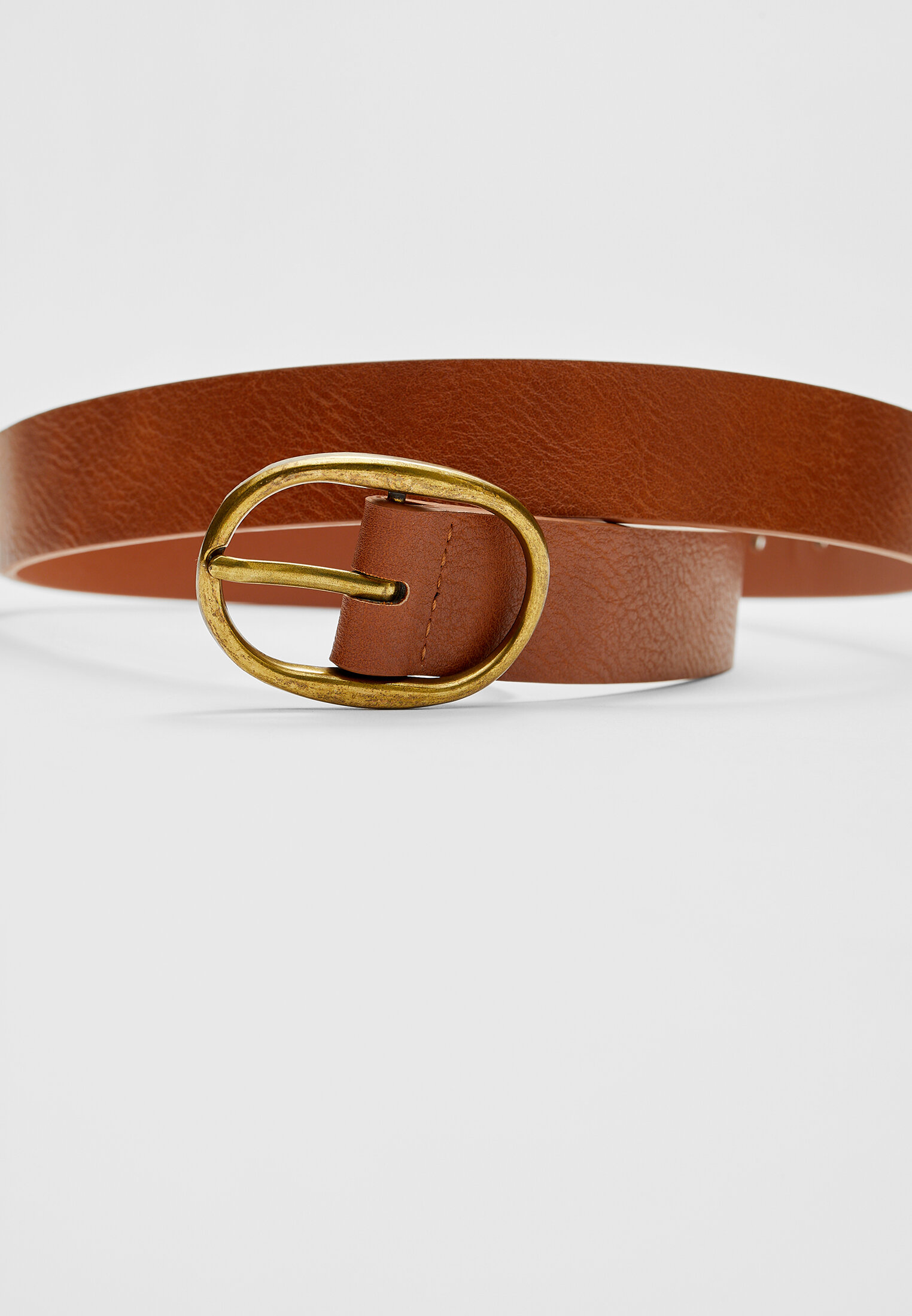 Cinto fino com fivela oval fosca