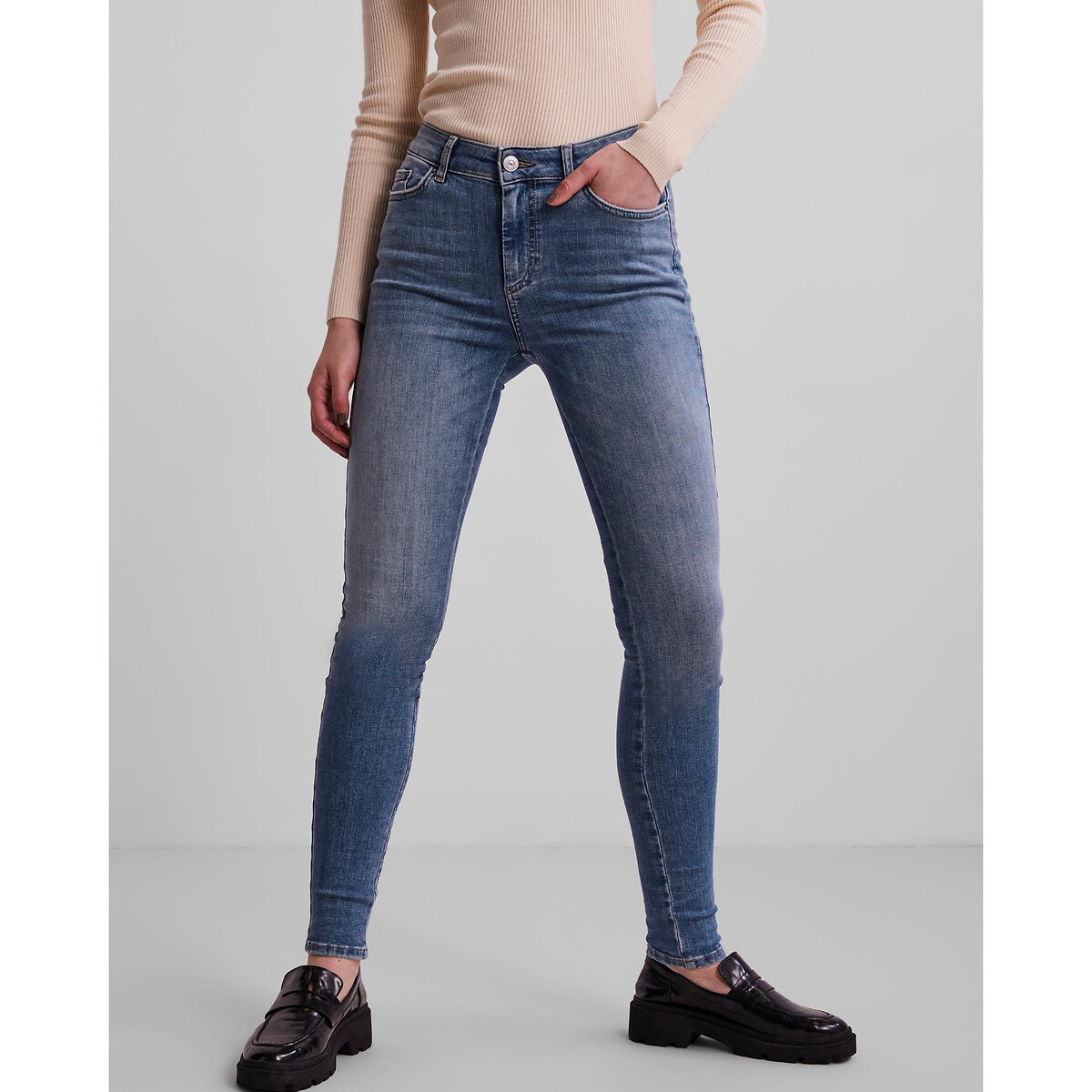 PEÇAS<br>Calça jeans skinny, cintura padrão