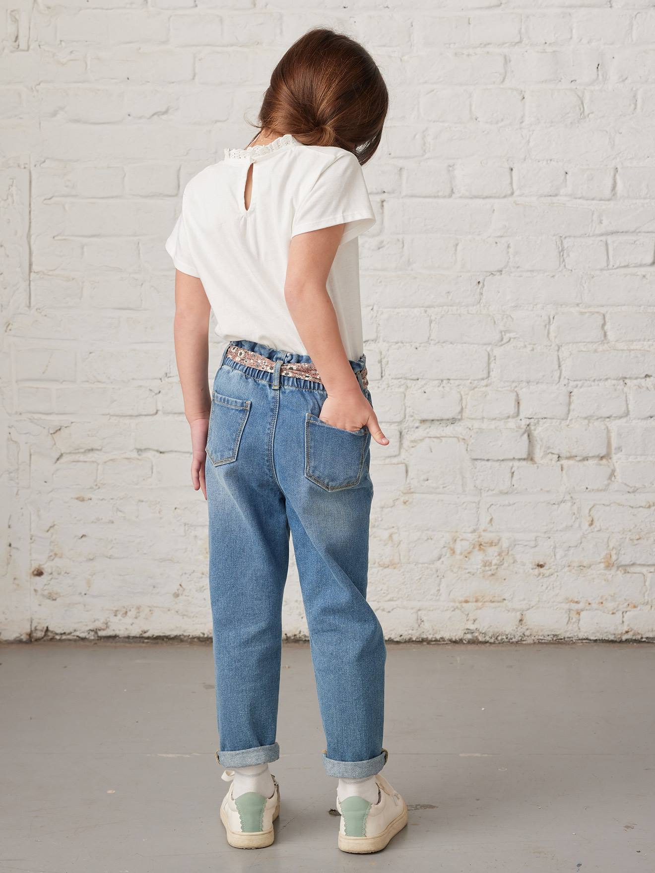 Calça jeans estilo paperbag e cinto floral, garota de jeans cinza