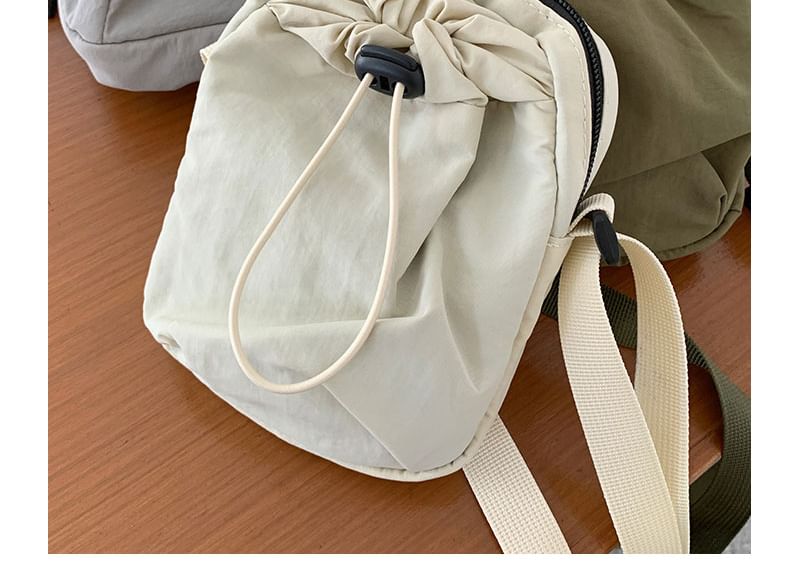Bolso - Effen nylon crossbodytas met trekkoord