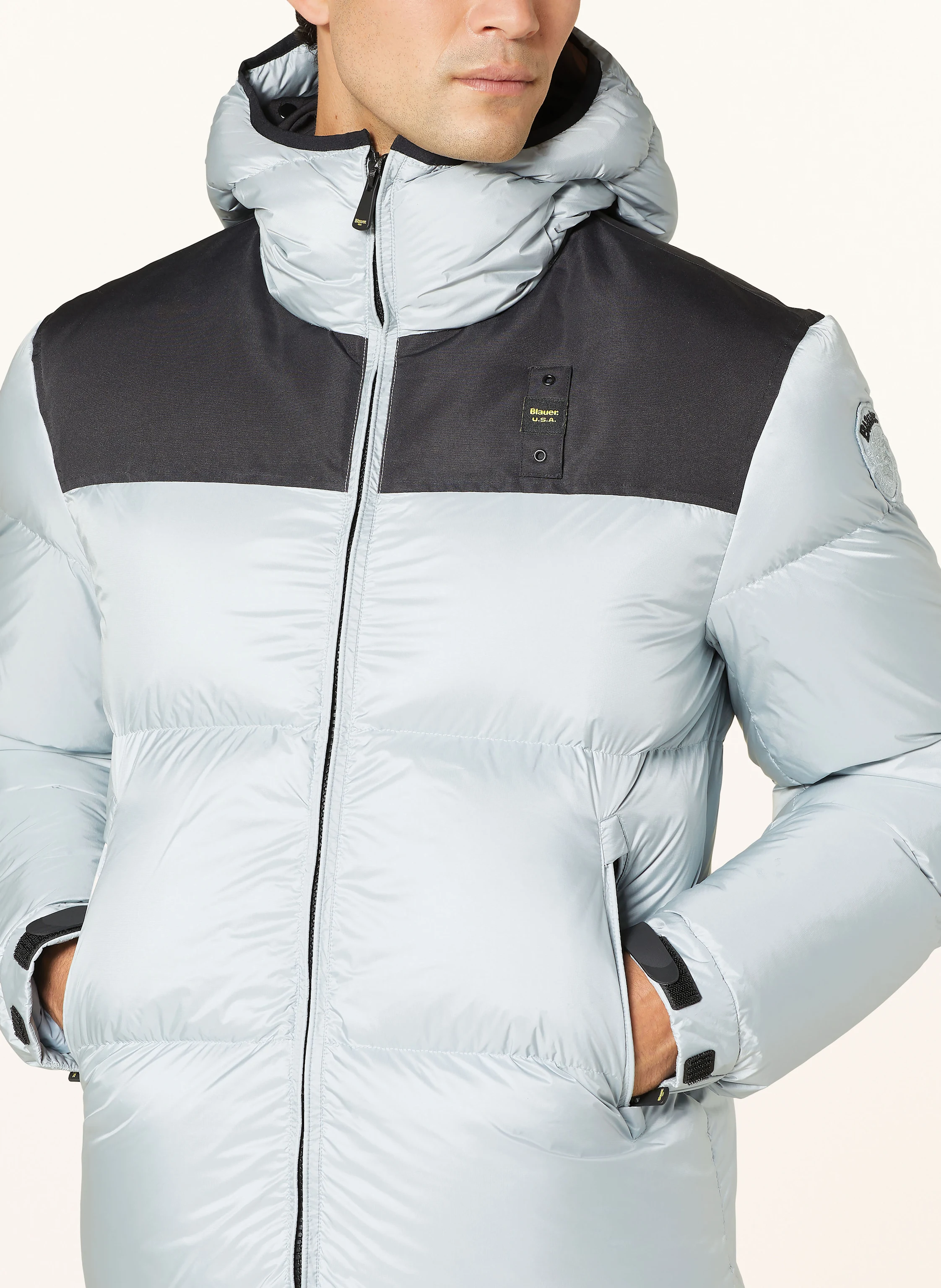 Blauer Daunenjacke