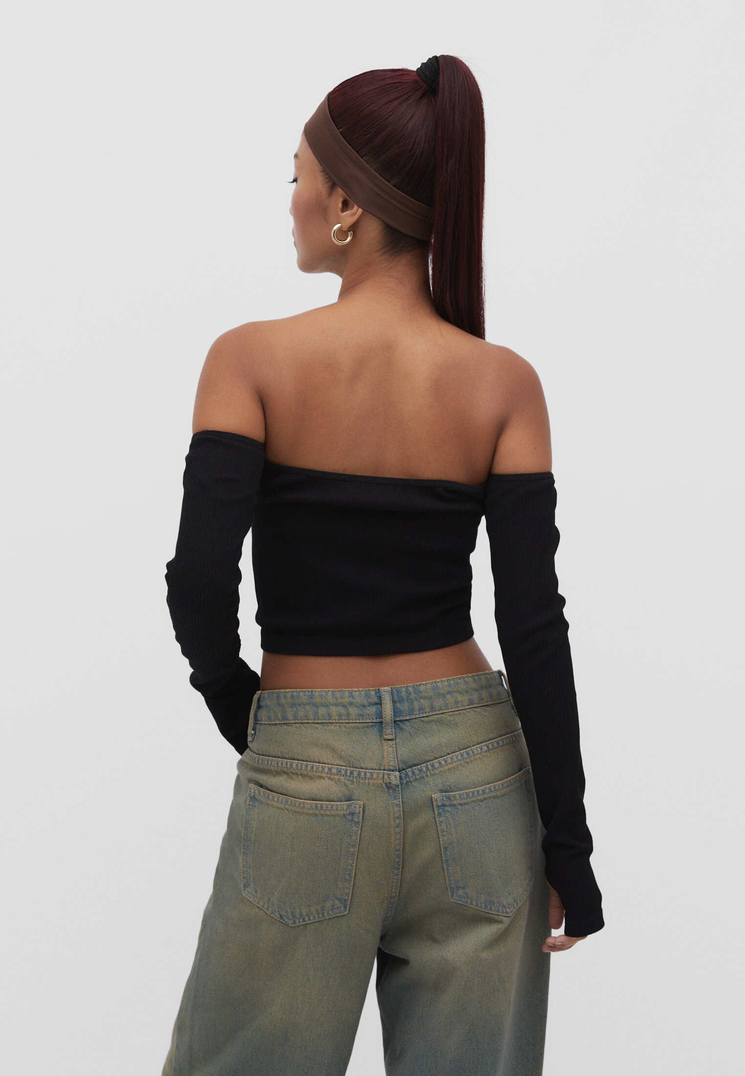 Camiseta sem costuras com ombros à mostra