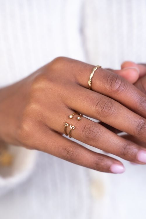 Initial ring met steentje