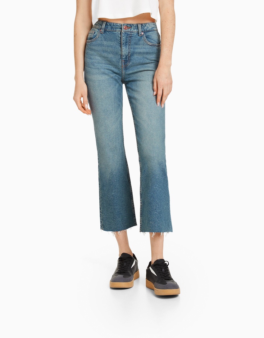 Calça jeans cropped boca de sino