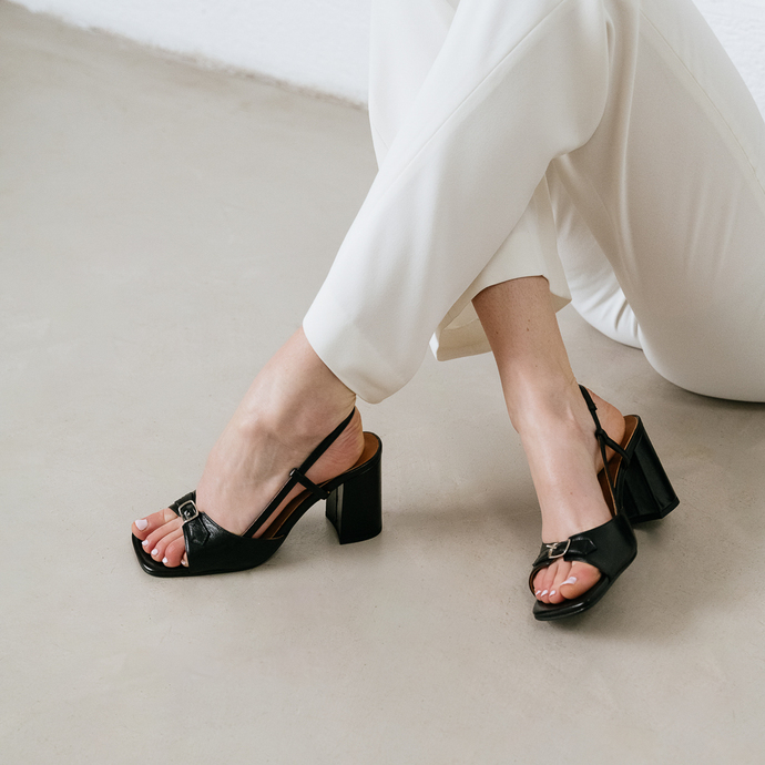 Sandales à talons et bouts carrés  en cuir vieilli noir