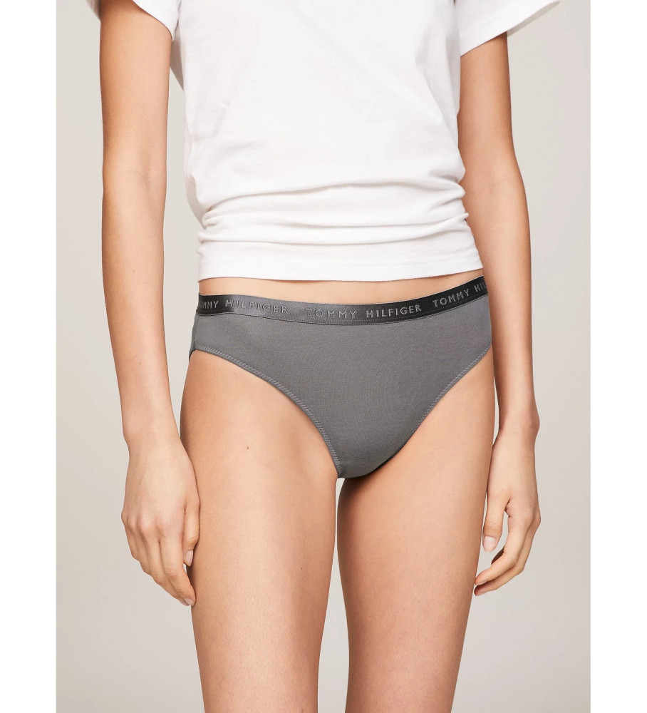 Conjunto de 3 tangas Tommy Hilfiger nas cores rosa, cinza e bege.