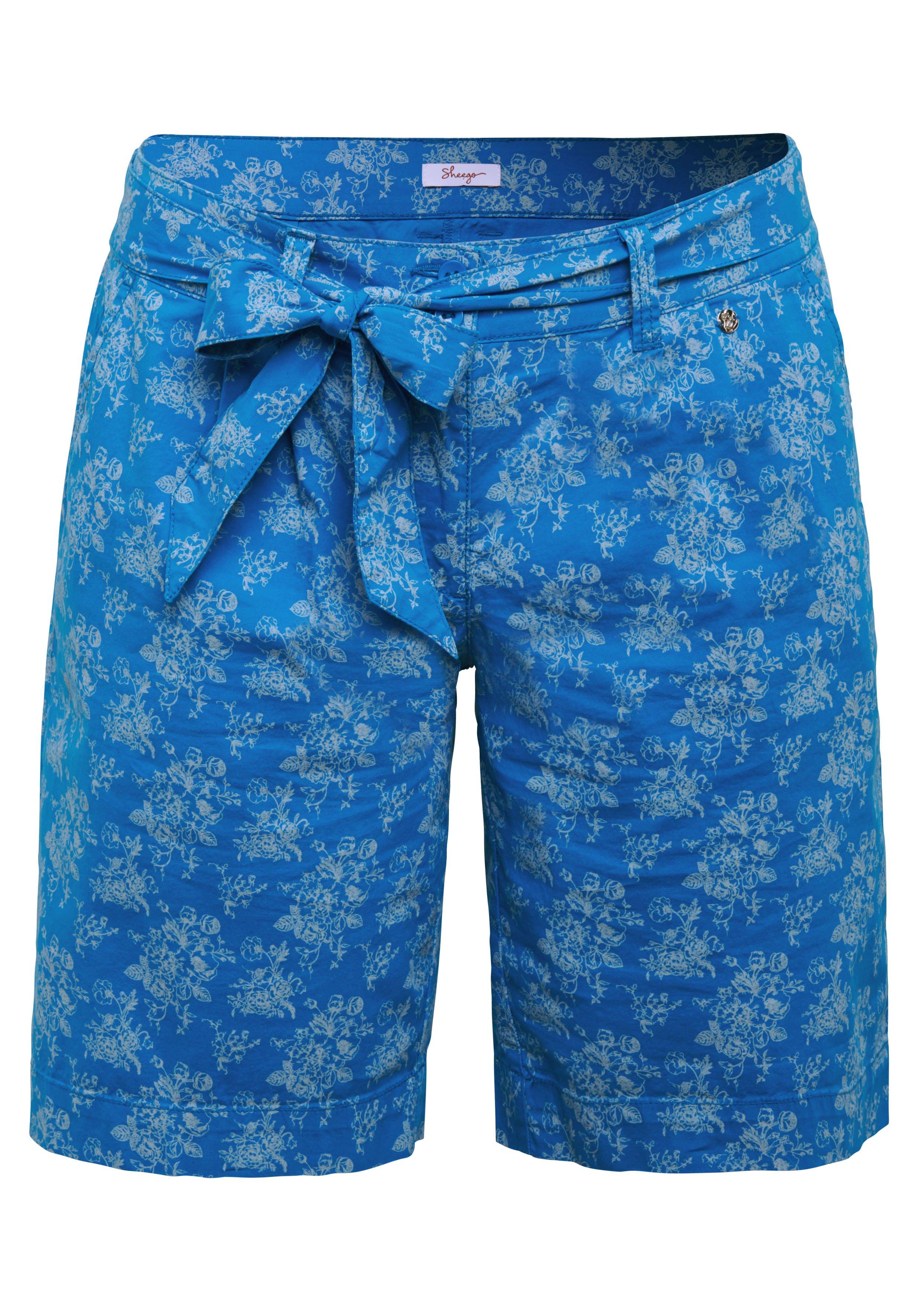 Bermudas mit Alloverdruck und Bindegürtel