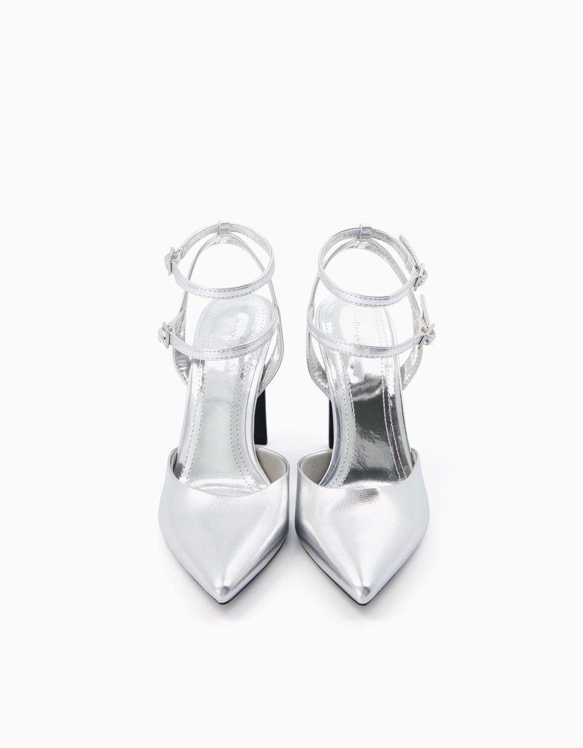 Sapatos de salto alto metalizados com tira no calcanhar