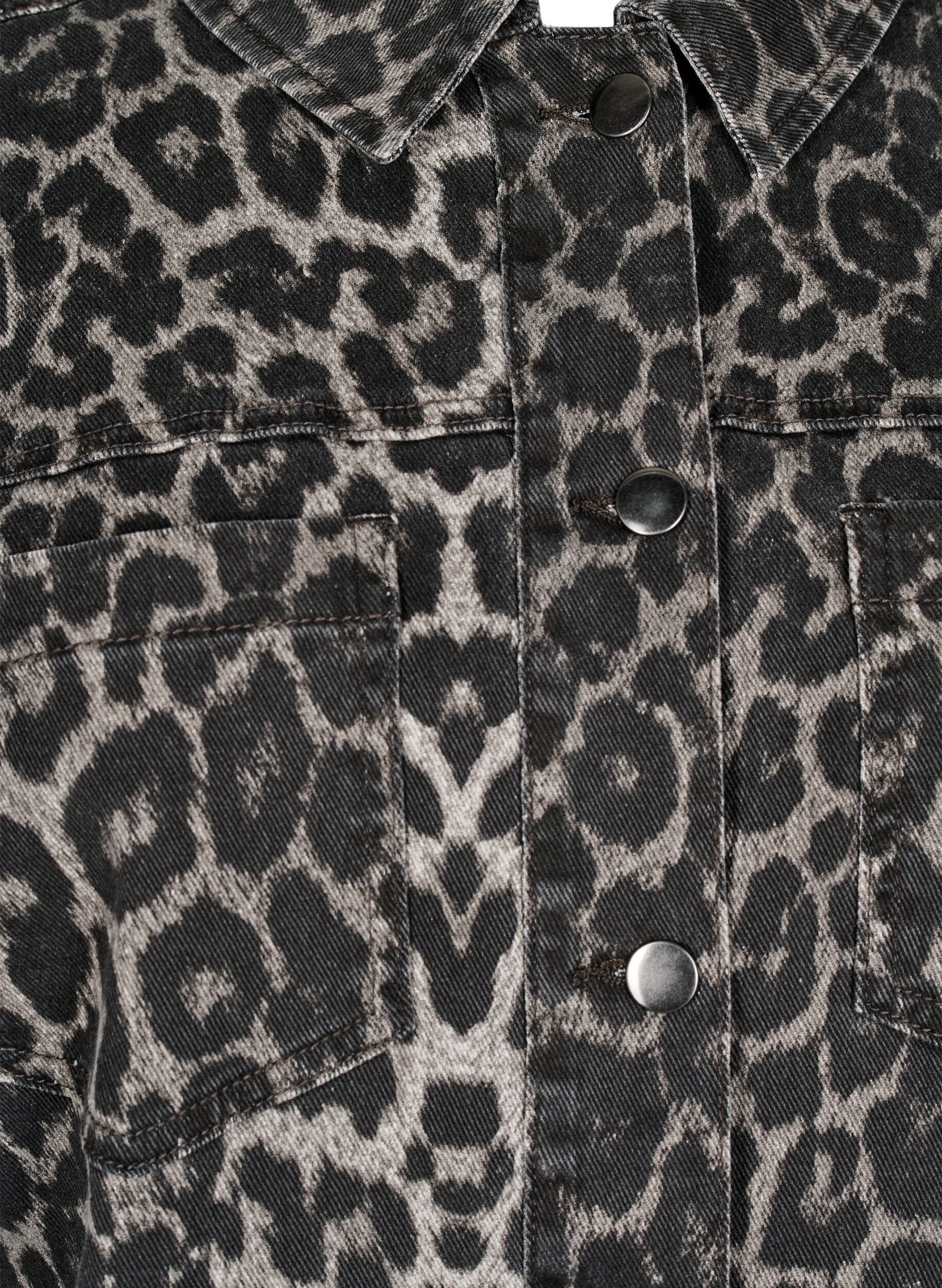 Denimskjorte i leopardprint med knapper