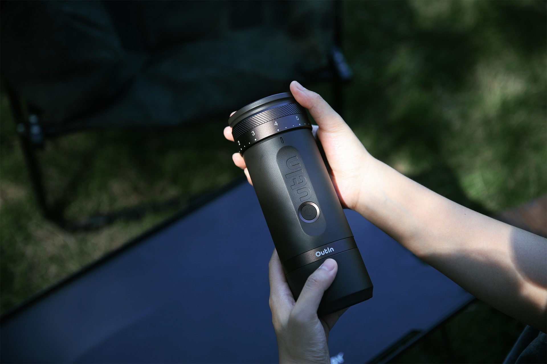 OutIn Fino draagbare elektrische koffiemolen - Tundra Brown