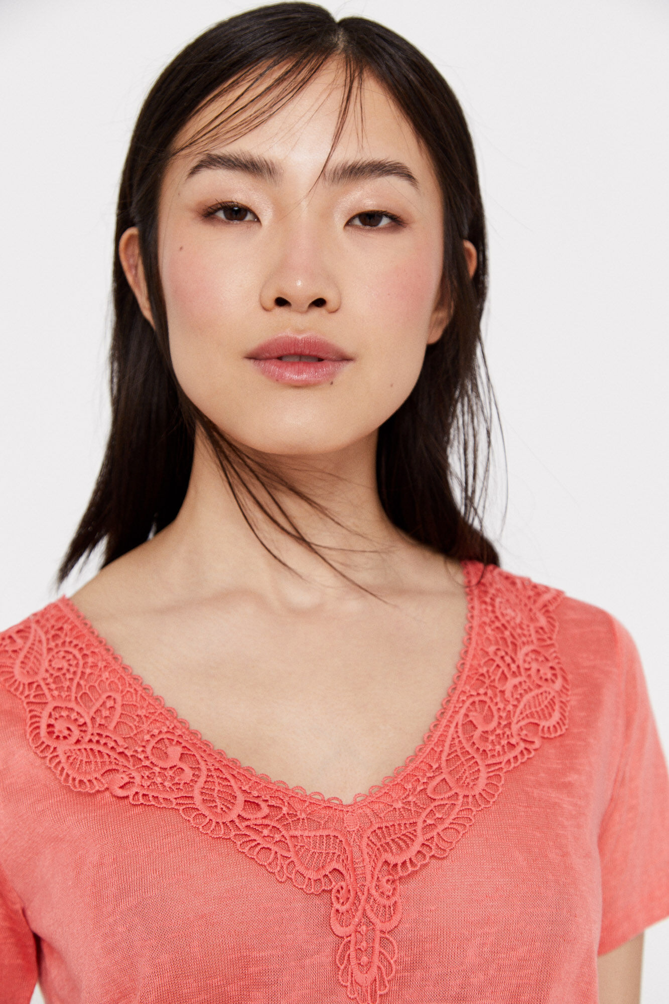 Camiseta efeito linho guipur - Coral
