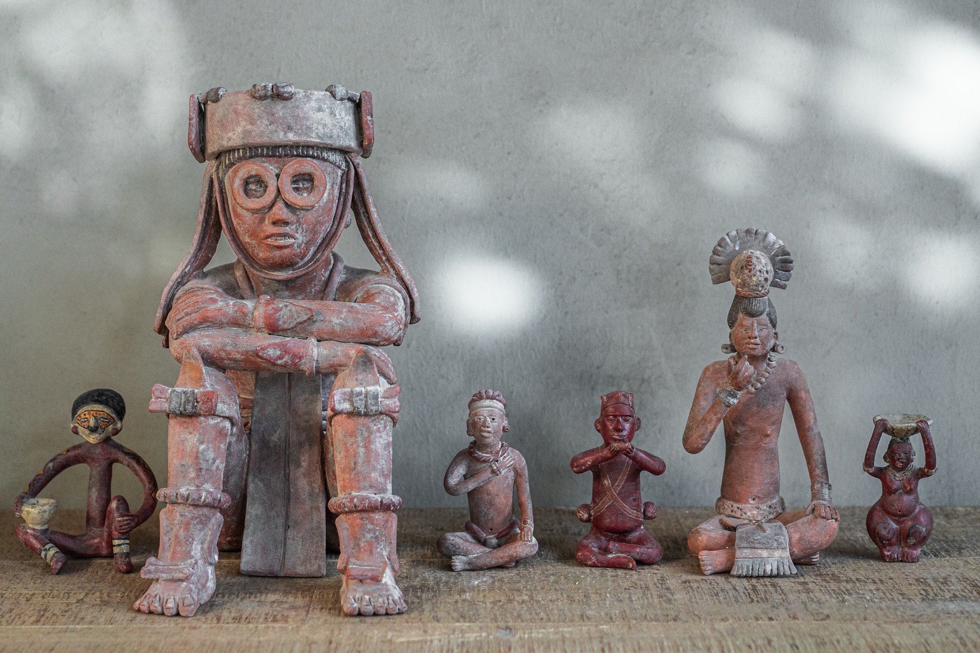 Terrakotta-Figur 'Totonaca', IV, sitzend, handbemalt,  L 10 cm, B 7 cm, H 16 cm von fischer's lagerhaus
