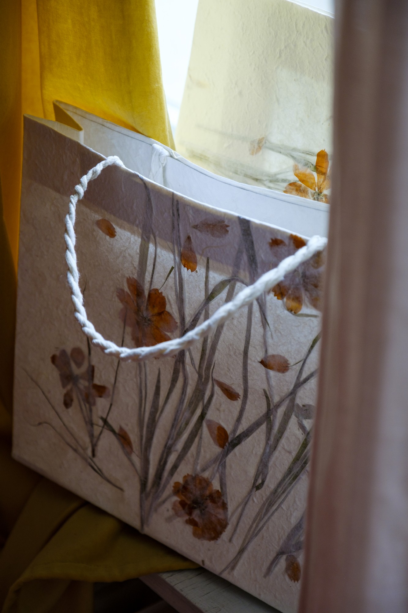 Geschenktasche aus handgeschöpftem Papier, mit echten Blüten, L 10 cm, B 40 cm, H 30 cm günstig bestellen