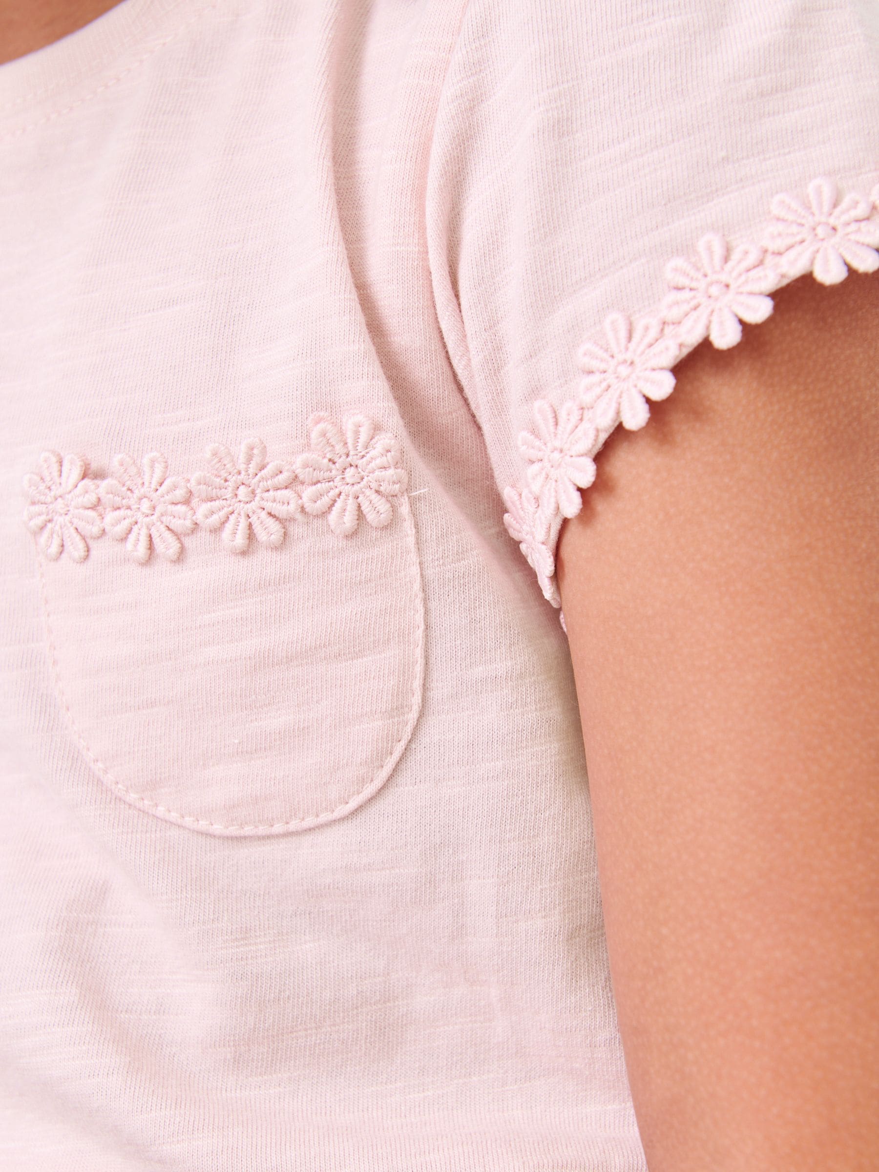 Roze - T-shirt met zakje en madeliefjesprint (1,5-16 jr)