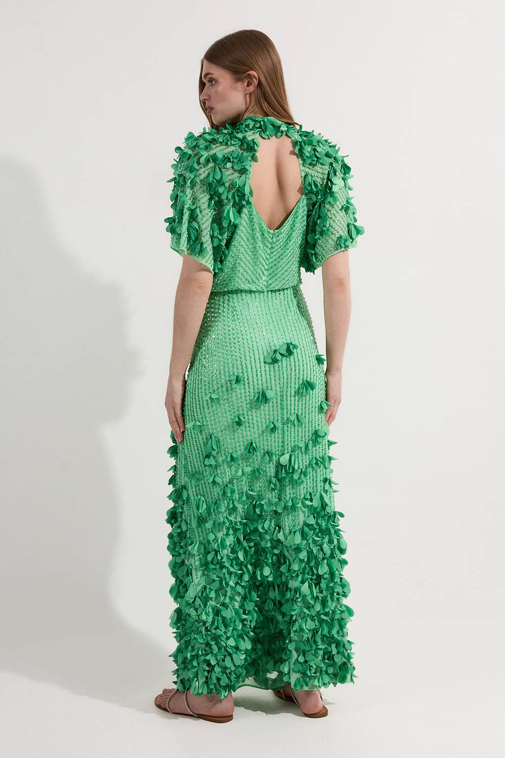 KarenMillen Robe maxi tissée pour grande taille avec appliqué de cristal et manches d’ange