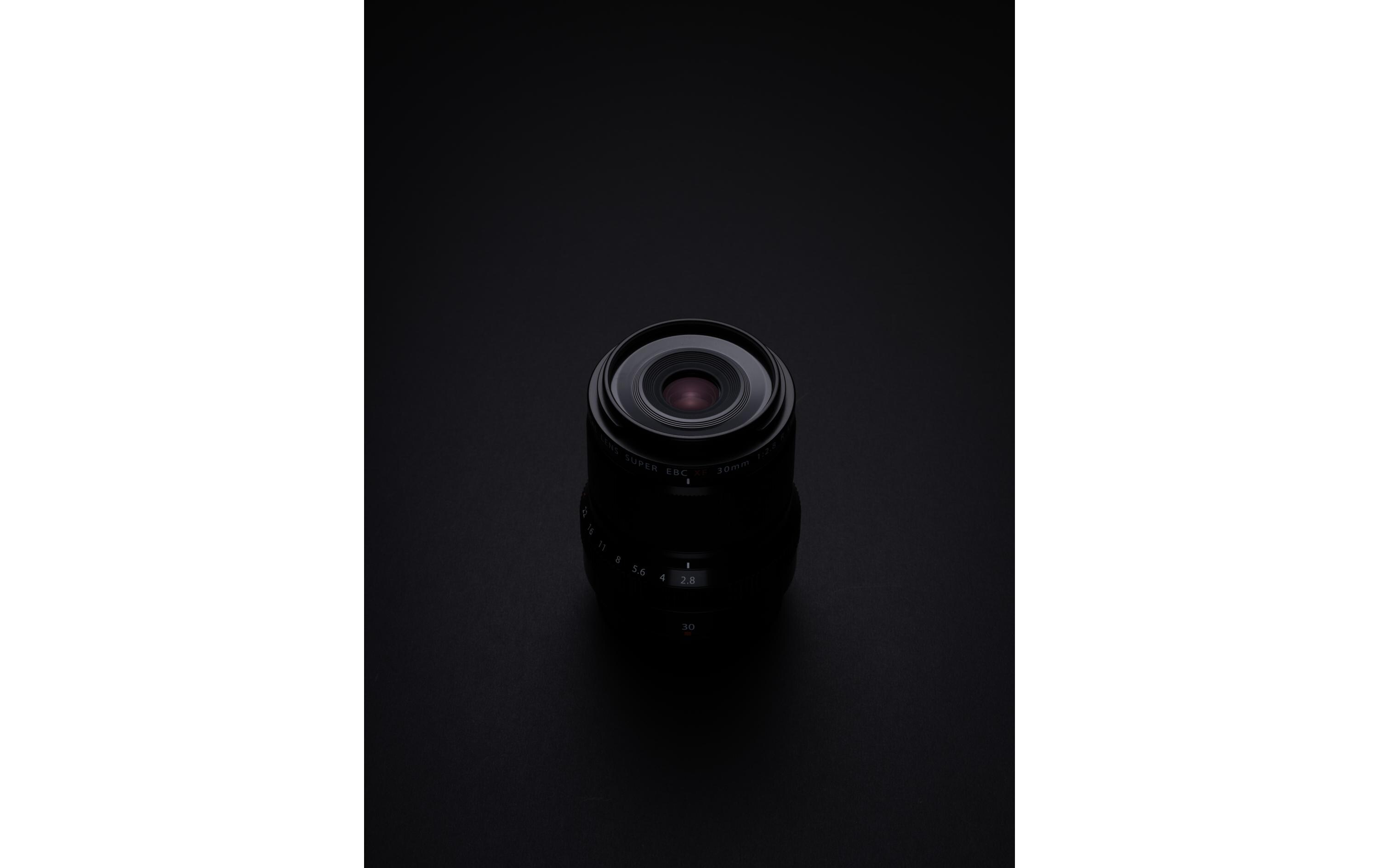 Festbrennweite FUJINON XF 30mm F/2.8 R LM WR Macro X-Mount<br>Kompakte Festbrennweite für Nahaufnahmen mit Abbildungsmassstab 1:1
