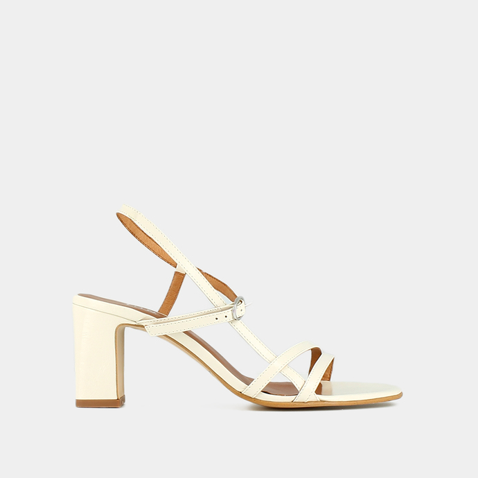 Sandales à talons et brides  en cuir brillant ecru