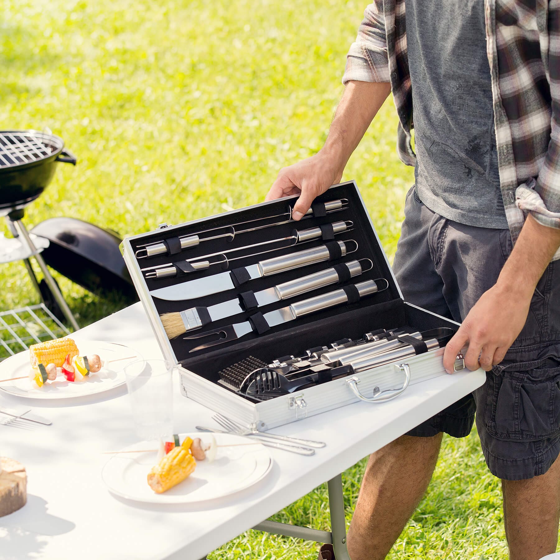 tectake® Grillbesteck, aus Edelstahl, lange Griffe, inklusive Aluminiumkoffer