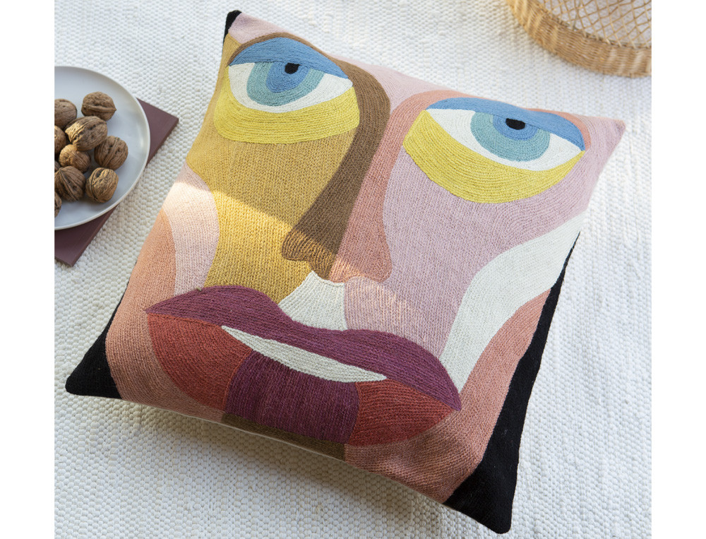 Coussin brodé visage de face-Expression libre
