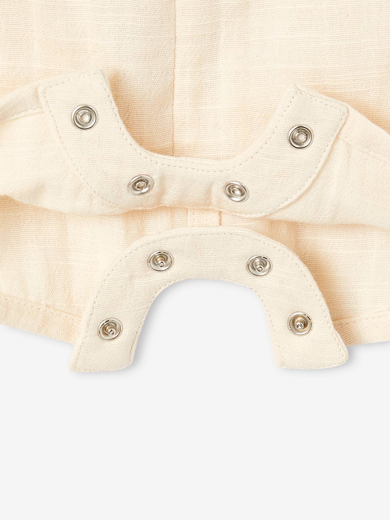 Roupa de bebê: body, jardineira e chapéu branco-creme