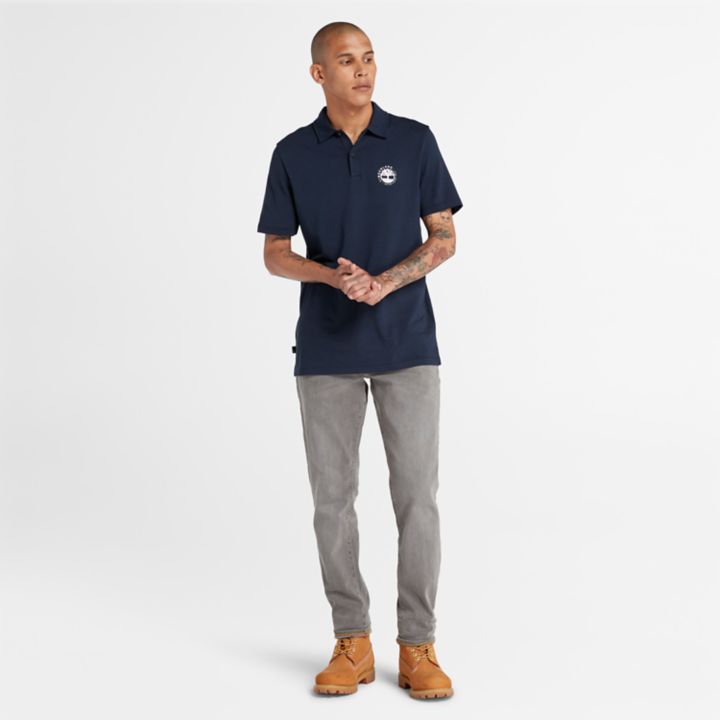 Polo masculina com tecnologia Refibra e logo na cor azul marinho.