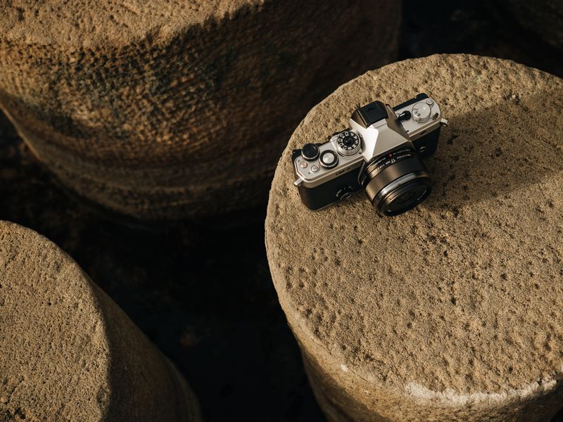 OM-System Fotokamera OM-3 Body Silber Kompakte, vielseitige Fotokamera in einem hochwertigen Metallgehäuse