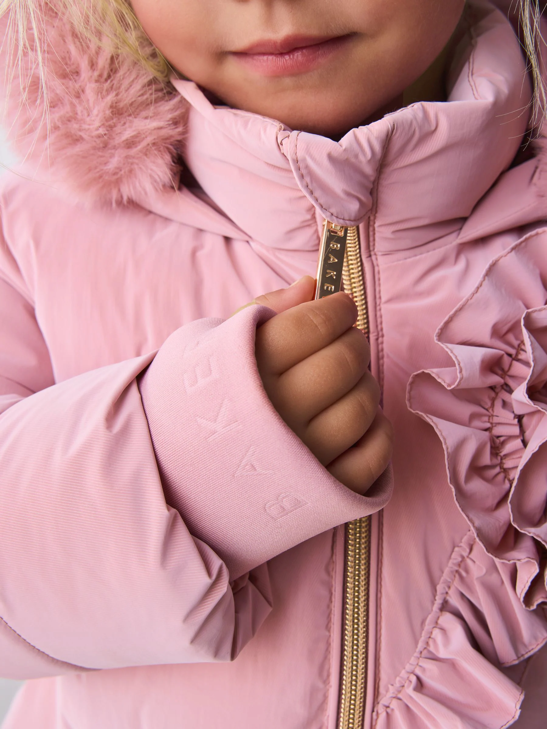 Baker by Ted Baker - Roze, regenbestendige gewatteerde jas met rok en corsage