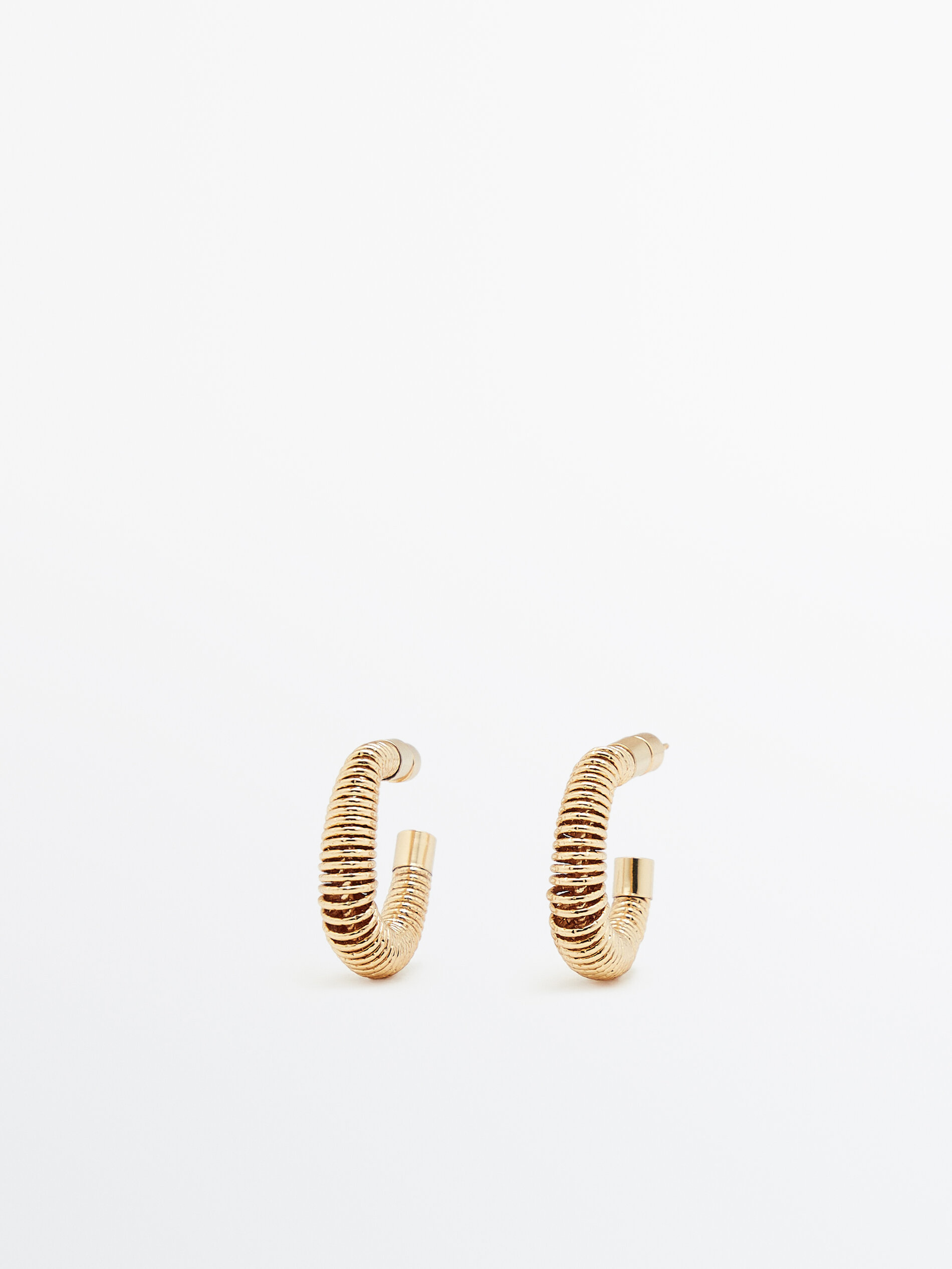 Brincos com textura espiral banhados a ouro - DOURADO