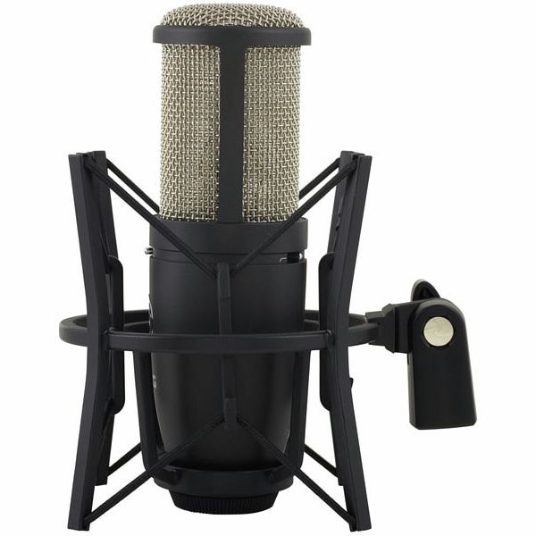 AKG P420