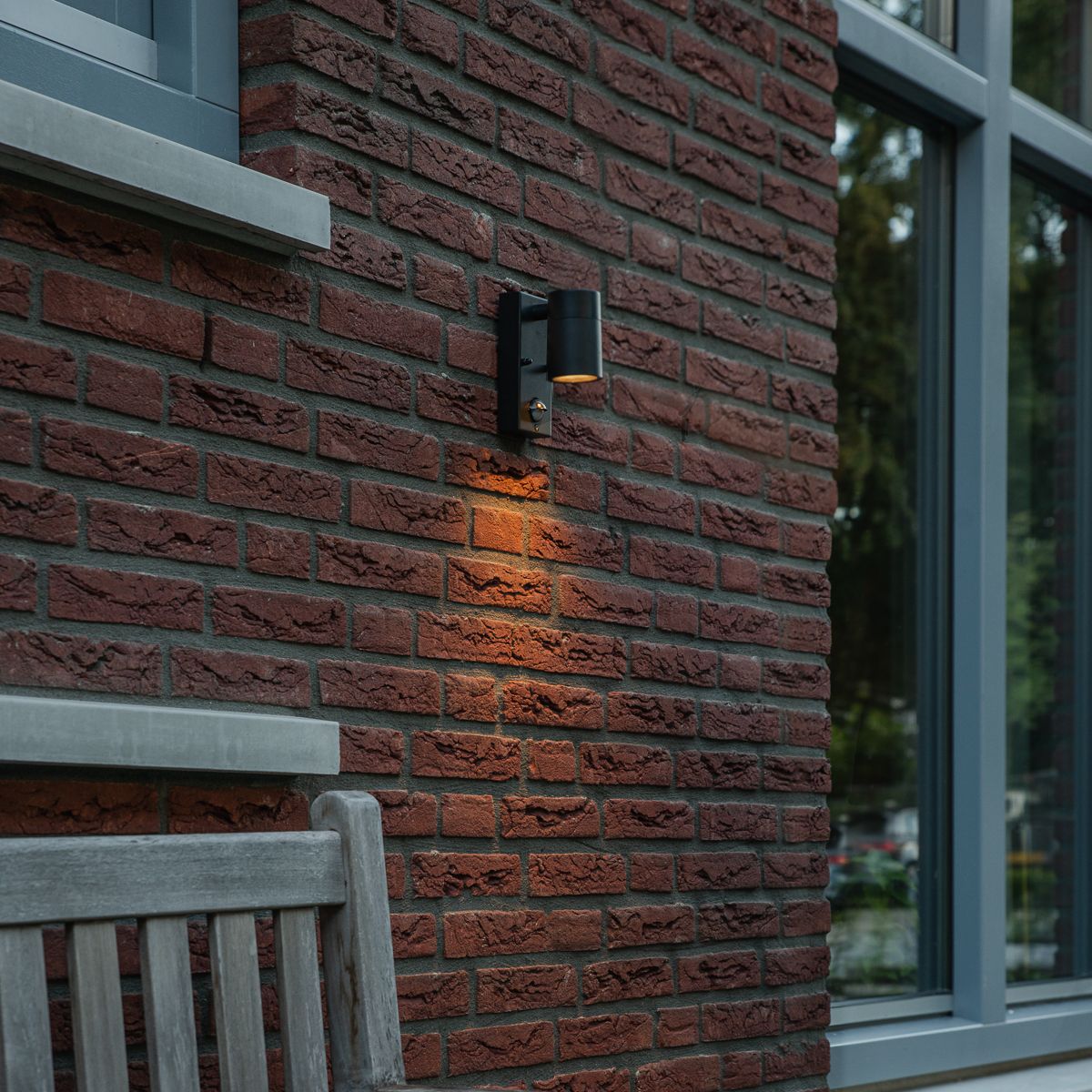 Buitenwandlamp zwart met bewegingssensor IP44 - Solo