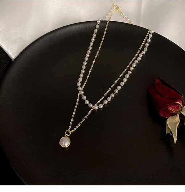 Beautiful double necklace with freshwater pearls short chain