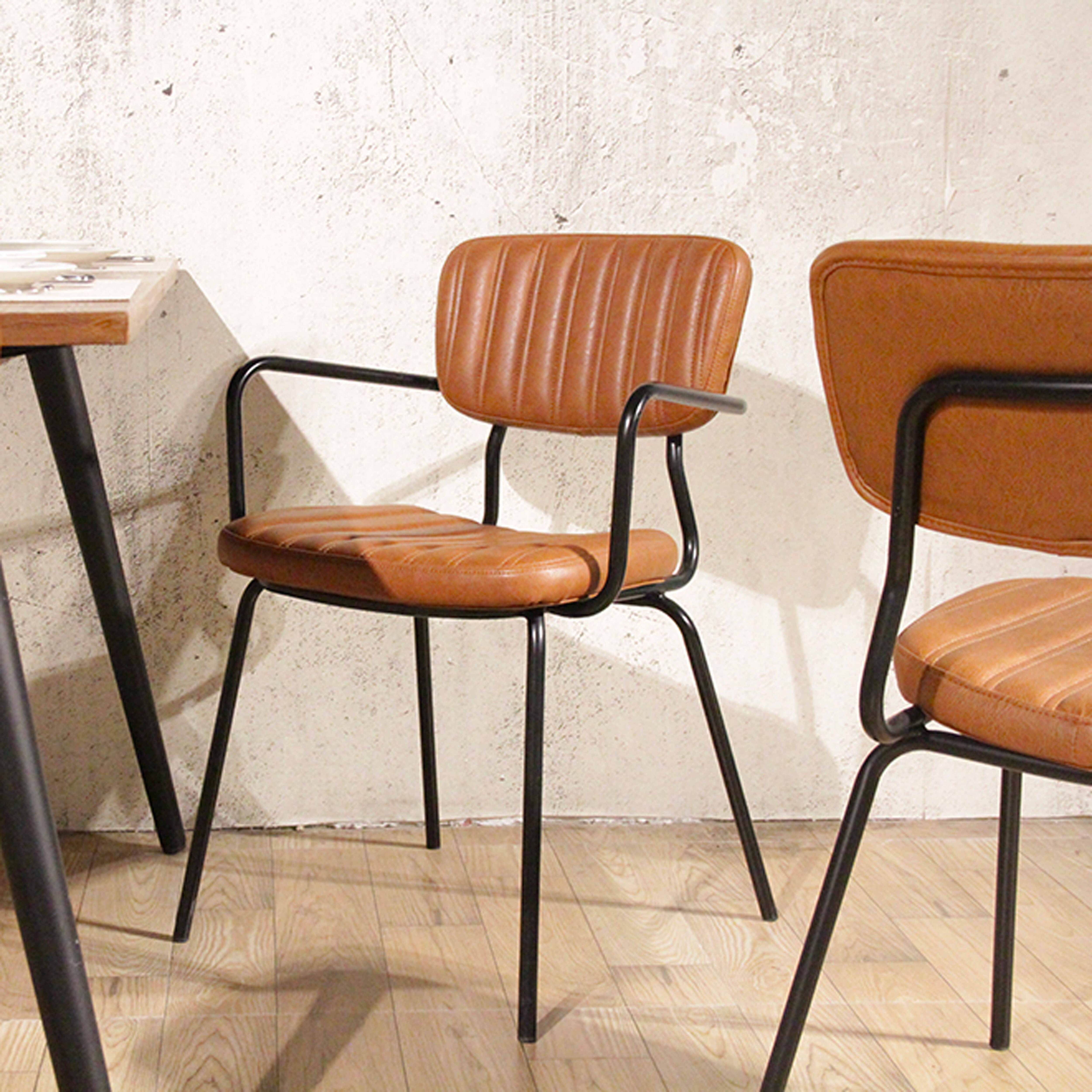 Lot de 2 chaises avec accoudoirs en textile enduit marron foncé