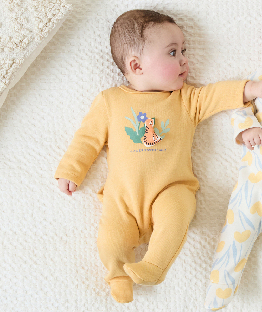 DORS-BIEN BÉBÉ EN FIBRES RECYCLÉES JAUNE AVEC TIGRE EN RELIEF