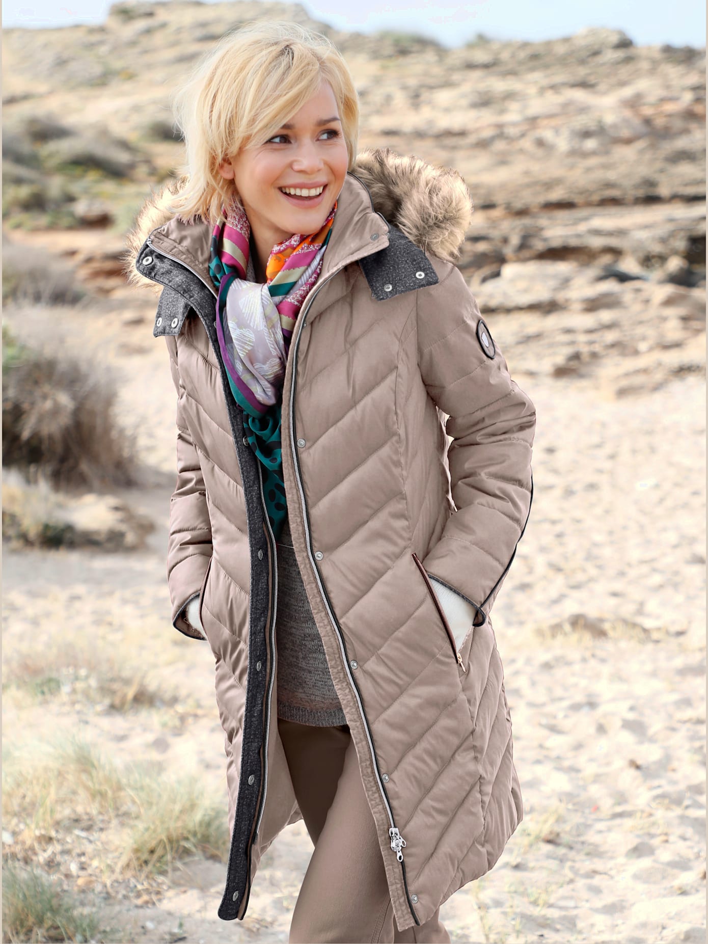 Manteau ultra chaud matelassé coupe cintrée col montant capuche amovible imitation fourrure