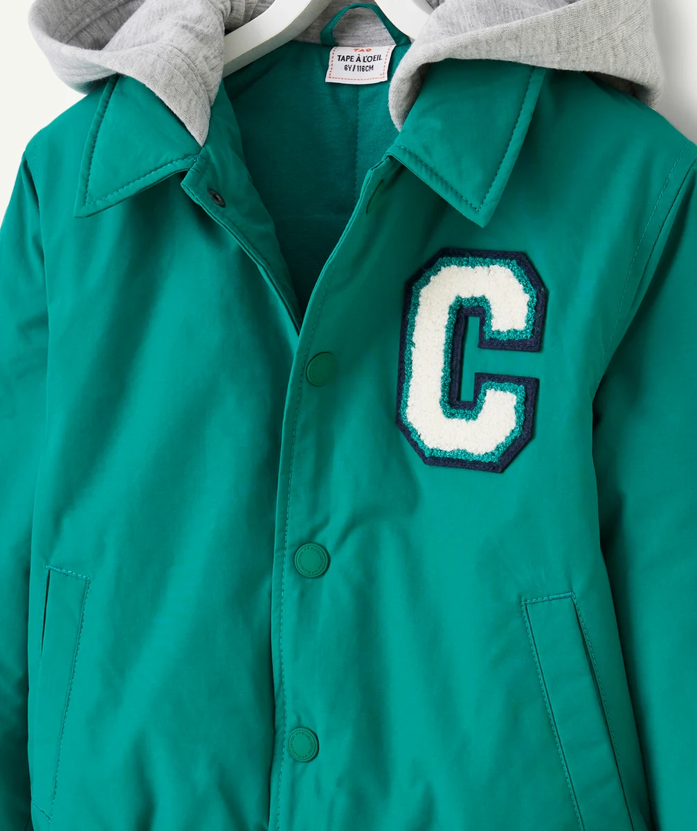 BLOUSON À CAPUCHE GARÇON EN REMBOURRAGE RECYCLÉ VERT AVEC MAXI LETTRE