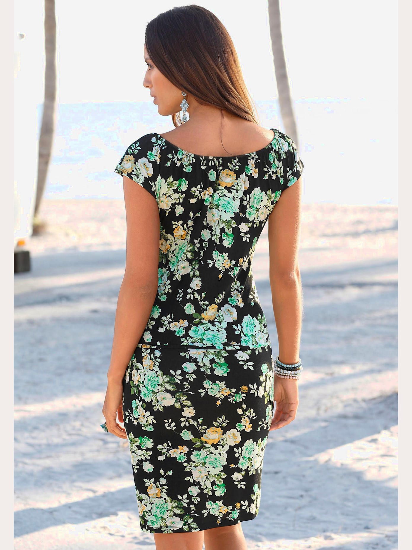 Robe d'été élastique à l'encolure