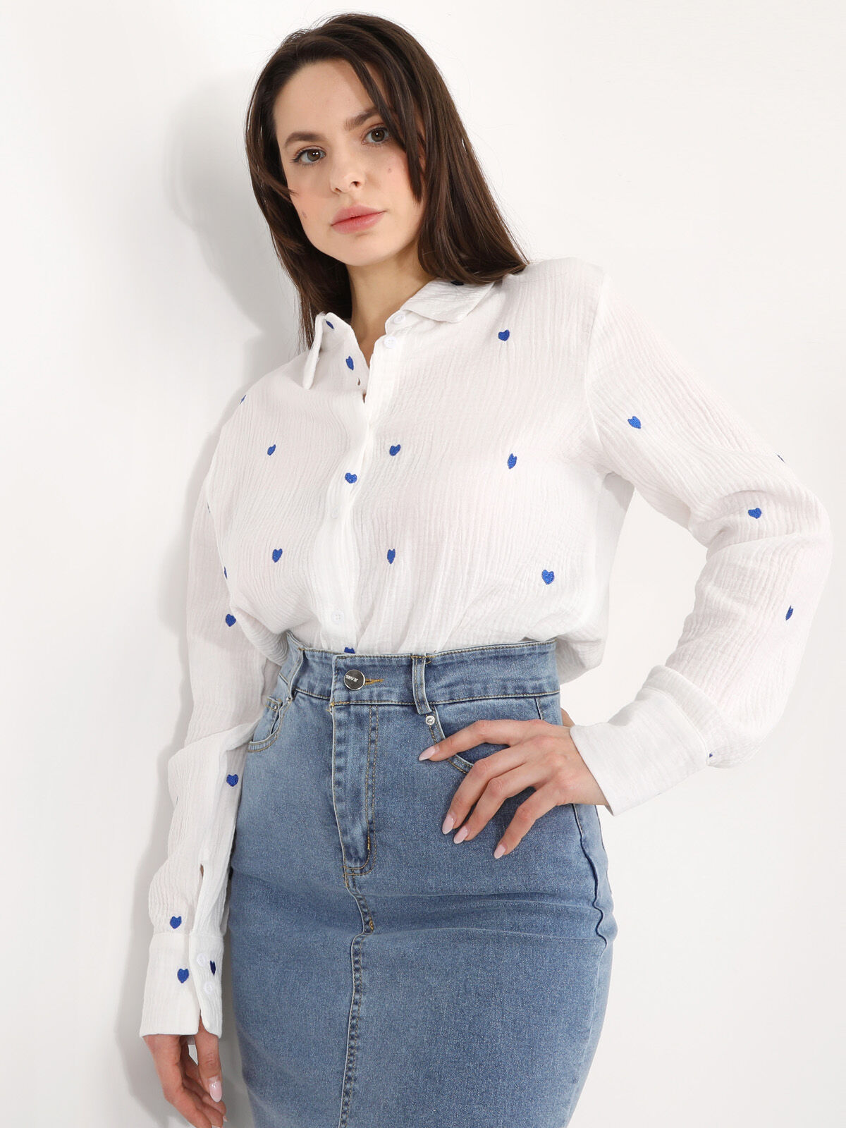 Chemise en gaze de coton avec cœurs brodés- Blanc / Bleu