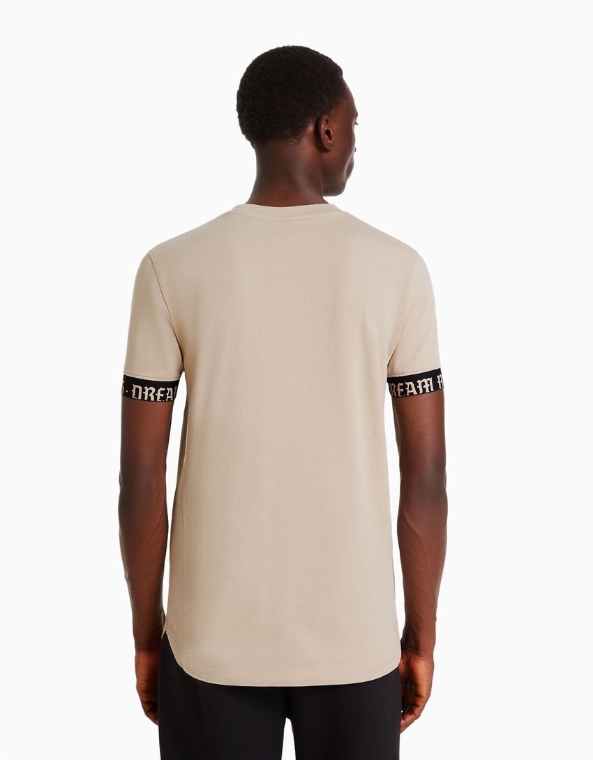 Camiseta de manga curta com modelagem justa e detalhe listrado.