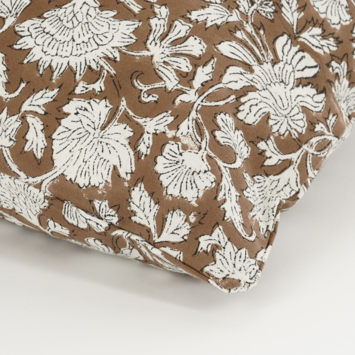 Sierkussen bloemen donker bruin - l55xb35xh10cm
