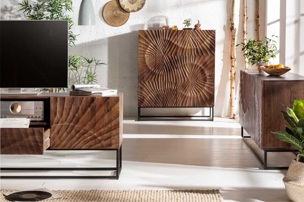 Massives Sideboard SCORPION 180cm dunkelbraun Akazie mit 3D Schnitzereien schwarz Metall