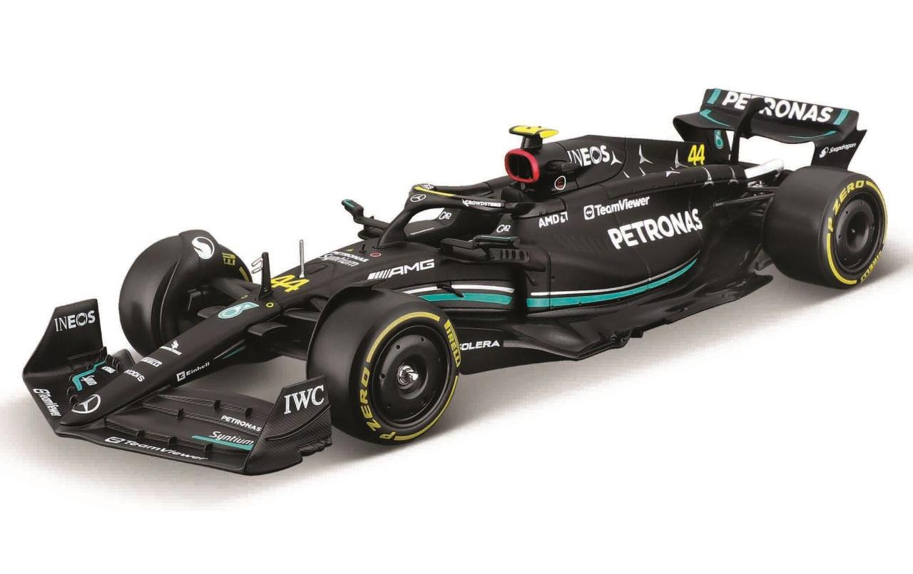 Mercedes-AMG F1 W14 E Perf. 2023 mit Figur 1:24Sammlermodell im Massstab 1:24
