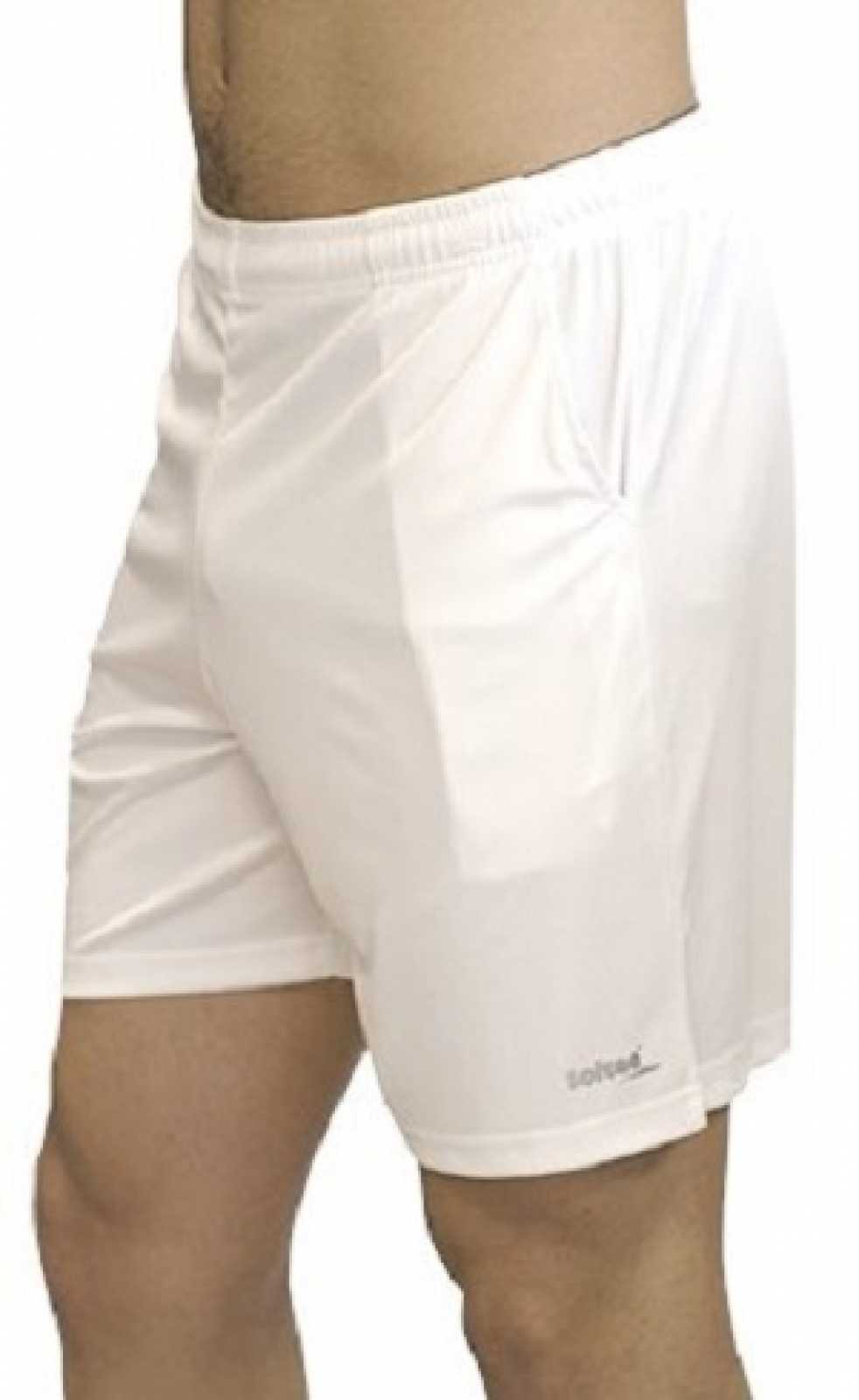 Shorts Softee com bolsos frontais, pretos.